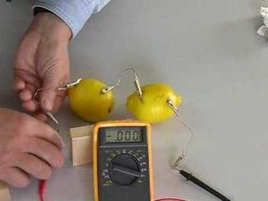 Παιχνίδια με τον ηλεκτρισμό: Κατασκευή μπαταρίας από λεμόνια και πατάτες (βίντεο)